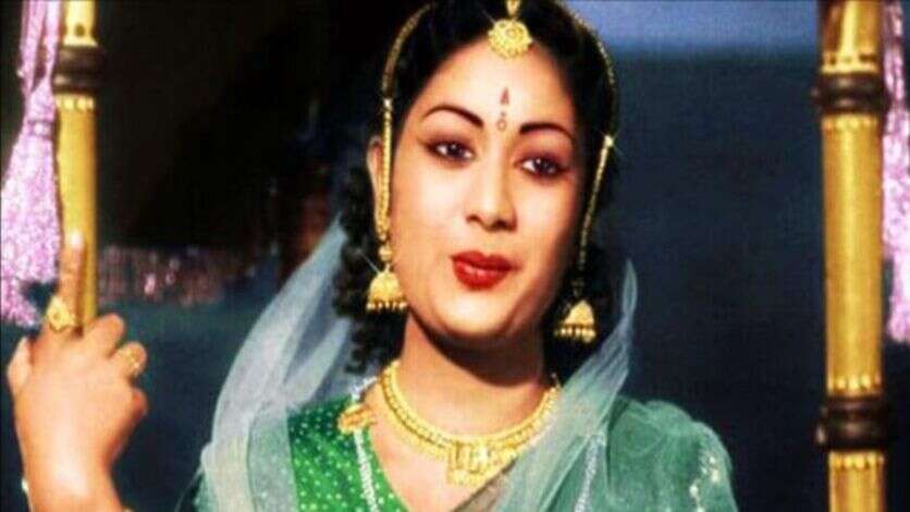 அடுத்த சாவித்திரி என பெயர் வாங்கிய நடிகை.! பத்து ஆண்டுகளில் 100 படங்களா?