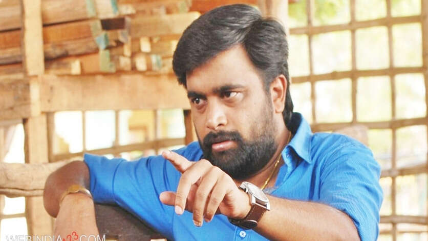 சசிகுமாரின் இரண்டு படங்களுக்கு நிலவும் கடும் போட்டி.. 3 நிறுவனங்கள் போடும் அடிபுடி சண்டை