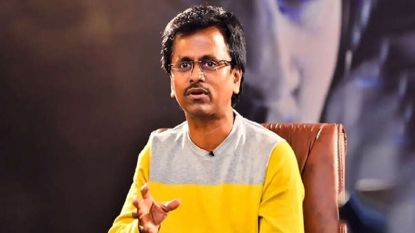 பாலிவுட் டைனோசருடன் கூட்டணி போடும் ஏஆர் முருகதாஸ்.. ரிலீஸ் தேதியுடன் வெளிவந்த போஸ்டர்