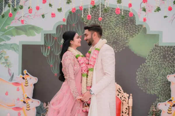 வருங்கால கணவருடன் ஜனனி ஐயர்.. வெளியான நிச்சயதார்த்த புகைப்படங்கள்