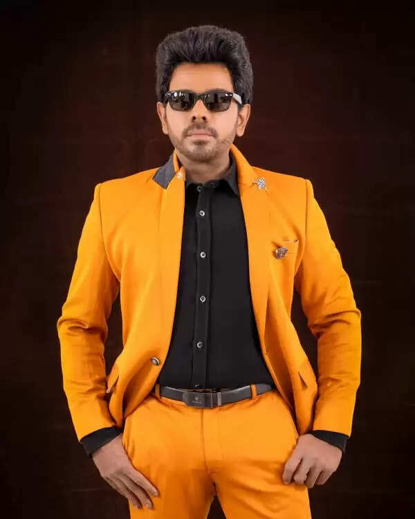 அடுத்த மரண அடிக்கு ரெடியான லெஜெண்ட் அண்ணாச்சி.. மீசை, தாடி என மாறிப்போன வைரல் புகைப்படம்