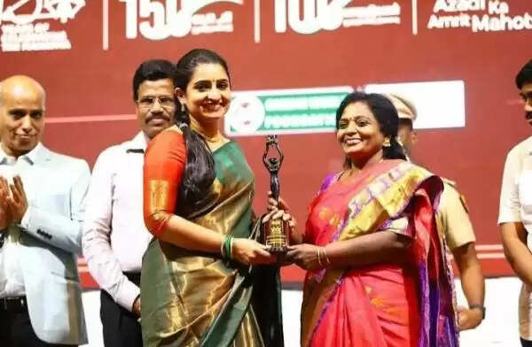 பாண்டியன் ஸ்டோர் தனத்திற்கு கிடைத்த அங்கீகாரம்.. கவர்னர் கையால் கிடைத்த விருது