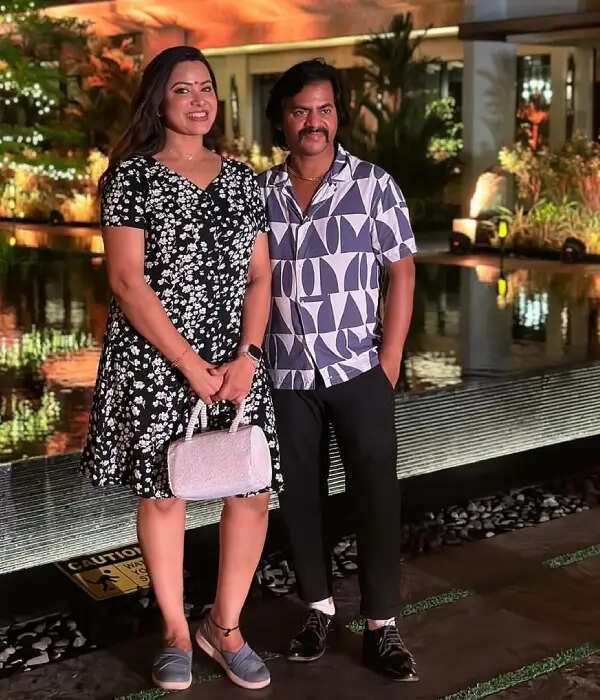 ரெடின் கிங்ஸ்லி- சங்கீதா வைரலாகும் புகைப்படங்கள்.. வயது வித்தியாசம் எல்லாம் ஒரு மேட்டர் இல்ல ப்ரோ, செம ஜோடி