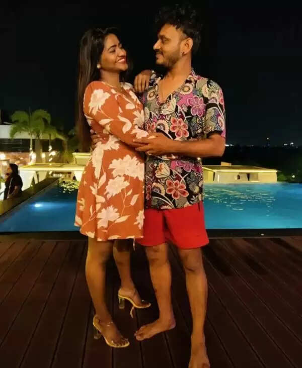 ஆண் நண்பருடன் நெருக்கமான புகைப்படத்தை வெளியிட்ட ஷாலு ஷம்மு.. திக்குமுக்காடிய இணையம்