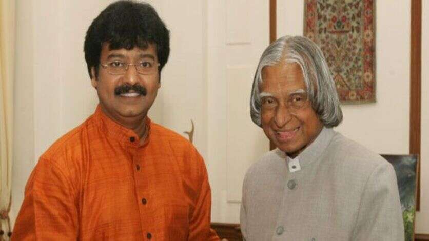 சாப்பாட்டுக்கு கூட காசு இல்ல, தங்க டாலரை பரிசளித்த நடிகர்.. கலாமிற்கு பின் விவேக்கே வியந்து பார்த்த ஒரே மனிதர்