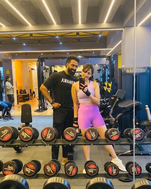 24 மணி நேரமும் ஜிம் டிரெய்னர் தான் கெதி என கிடக்கும் லாஸ்லியாவின் புகைப்படம்.. ஸ்லிம்மா மாறியும் வாய்ப்பு இல்ல ராஜா