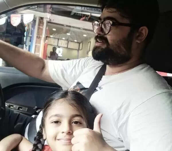 தளபதி-67 பூஜையில் விஜய்யுடன்  போஸ் கொடுத்த அந்த குழந்தை யார் தெரியுமா.? பிரபல காமெடியன் மகளாம்