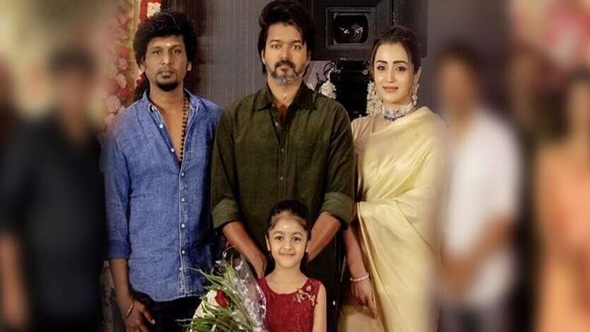 தளபதி-67 பூஜையில் விஜய்யுடன்  போஸ் கொடுத்த அந்த குழந்தை யார் தெரியுமா.? பிரபல காமெடியன் மகளாம்