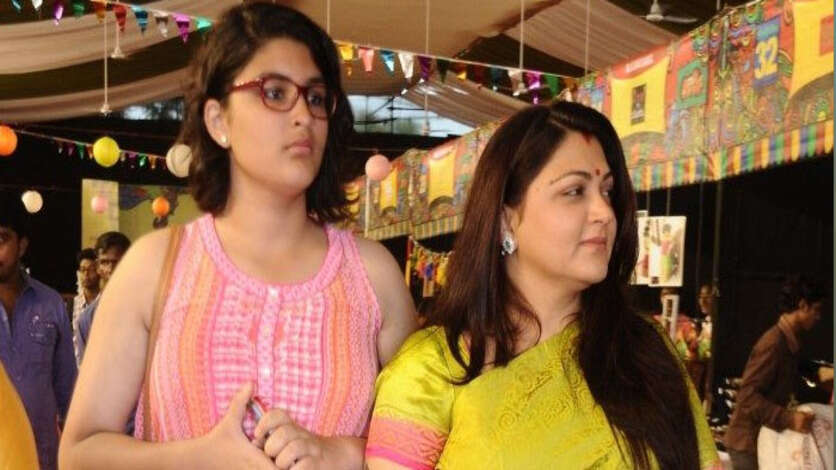 கடும் வேதனையில் இருக்கும் குஷ்புவின் மகள்.. வாயை வச்சிக்கிட்டு சும்மா இருந்தா தானே