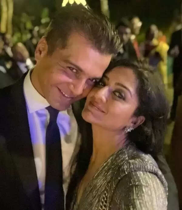 பல வருடமாய் லிவிங் டு கெதர் ரிலேஷன்ஷிப்.. 41 வயது நடிகையை கரம் பிடிக்கும் டெவில் வினய்