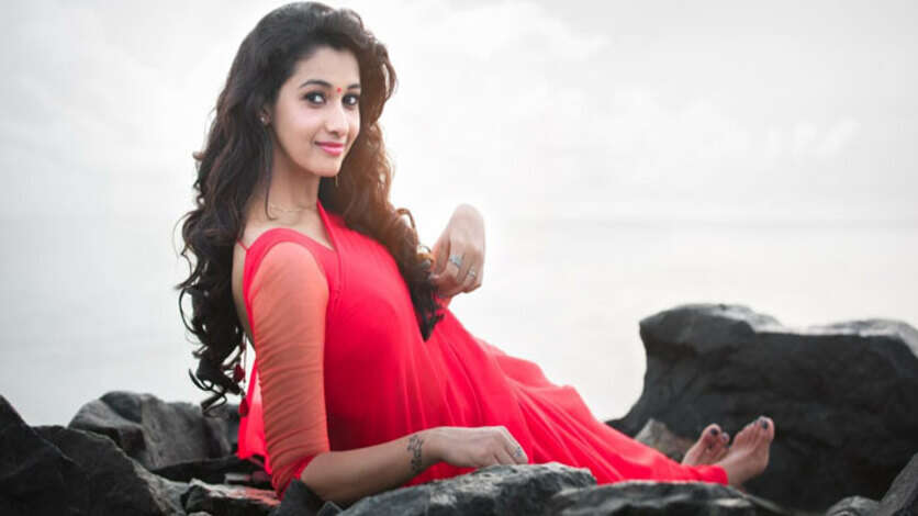 ரொம்ப காட்ட முடியாது என பெயரை கெடுக்காமல் இருக்கும் 5 நடிகைகள்.. சேலையில் கிறங்கடிக்கும் பிரியா பவானி சங்கர்