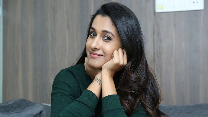 ஈசிஆரில் சொகுசு பங்களா, காஸ்ட்லி கார்.. ப்ரியா பவானி சங்கரின் பெரிய இடத்து ரகசியம்