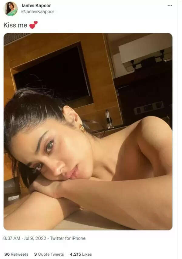 முத்தத்திற்காக ஏங்கும் ஸ்ரீதேவியின் மகள்.. கவர்ச்சியில் மூழ்கடிக்க புகைப்படத்துடன் வெளியிட்ட பதிவு