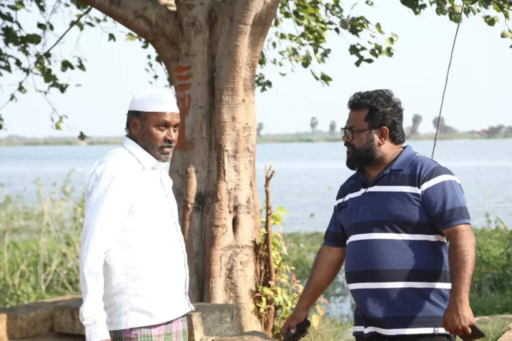 அடடே.. நம்ம தனுஷ் அப்பாவா இது.. ஆள் அடையாளமே தெரியலையே