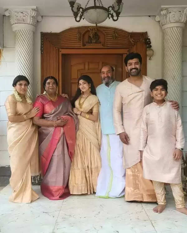 குடும்பமாக தீபாவளியை கொண்டாடிய 5 சினிமா பிரபலங்கள்.. கேப்டன் முதல் ஜெயம் ரவி வரை