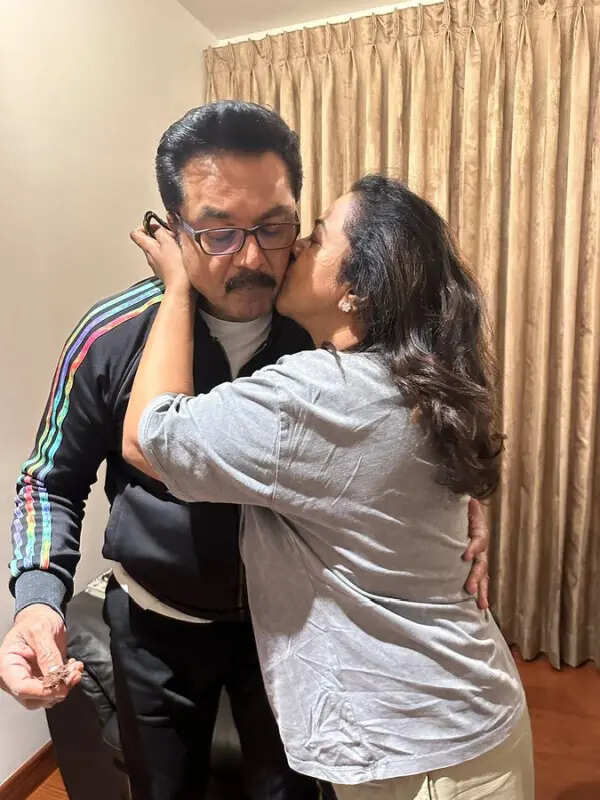 சரத்குமாருக்கு நச்சுன்னு முத்தம் கொடுத்த ராதிகா.. வைரலாகும் புகைப்படம்