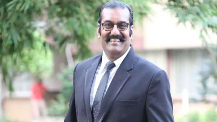 நடிப்பு அவசியம் இல்ல, பிசினஸில் கல்லா கட்டும் 5 நடிகர்கள்.. கெஞ்சி கூப்பிட்டும் வராத நெப்போலியன்