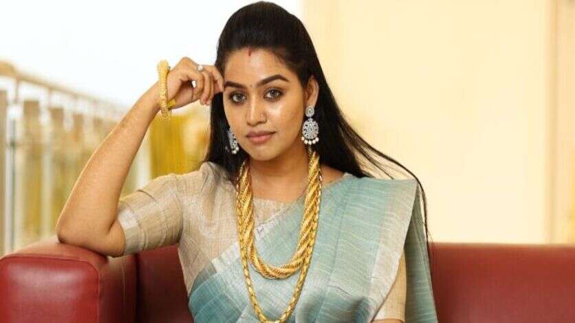 குழந்தைகள் முதல் பெரியவர்கள் வரை.. தங்கம், வெள்ளியில் எவ்வளவு கலெக்ஷன் - வியந்து போன காயத்ரி.!!