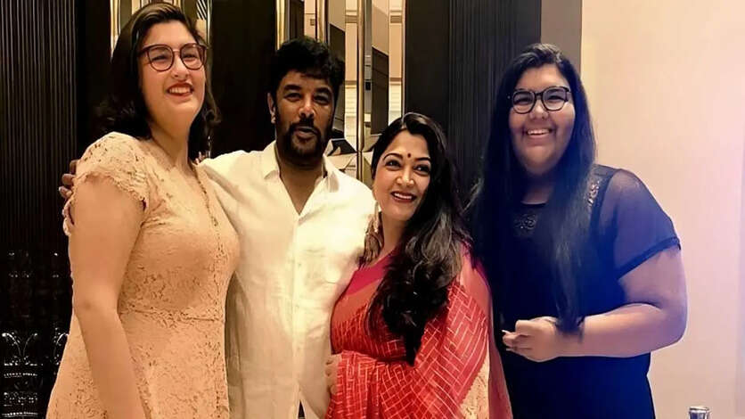 அப்பாவை மிஞ்சிய உயரம், அமுல் பேபி போல் இருக்கும் அவந்திகா புகைப்படம்.. குஷ்பூவை ஓவர் டேக் செய்யும் அழகு