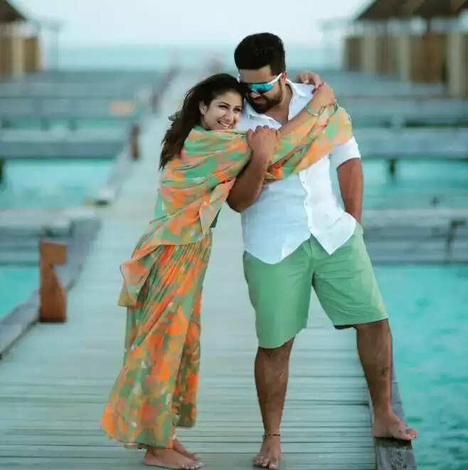 குழந்தை பெற்ற பின்பும் குறையாத ரொமான்ஸ்.. கடற்கரையில் ஆல்யாவுக்கு லிப் கிஸ் கொடுத்த சஞ்ஜீவ் போட்டோஸ்