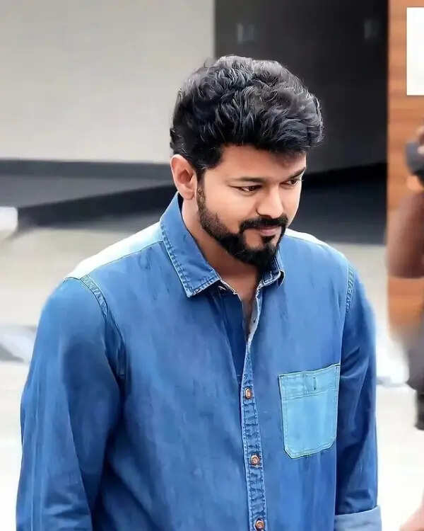 ப்ளூ சட்டை, நியூ லுக் என ஆளே மாறிய விஜய்.. பரபரப்பை கிளப்பிய மீட்டிங், வைரலாகும் புகைப்படம்