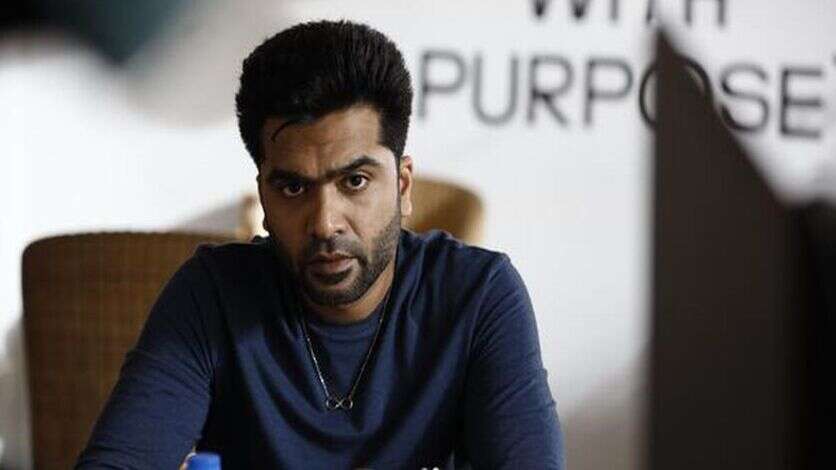 5 டாப் நடிகர்களுக்கு ரெட் கார்ட்.. சேட்டையை ஓரம் கட்டினாலும் சிம்புவை விடாமல் துரத்தும் பிரச்சனை