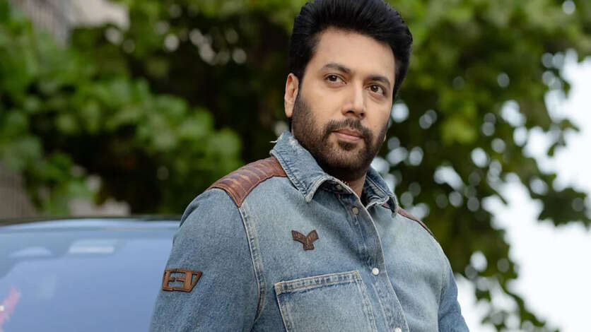 கெனிஷா உடன் ரவி மோகன்.. ஐசரி வீட்டு கல்யாணத்தில் வெளியான புகைப்படம்