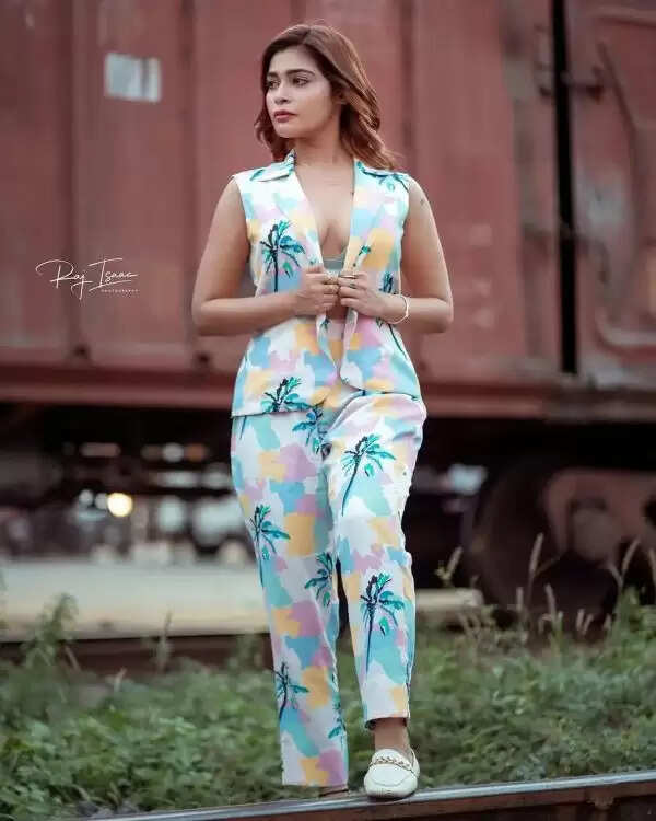 ரயில்வே டிராக்கில் குத்தவச்சு போஸ் கொடுத்த தர்ஷா குப்தா.. இது அல்லவா குடும்ப குத்து விளக்கு