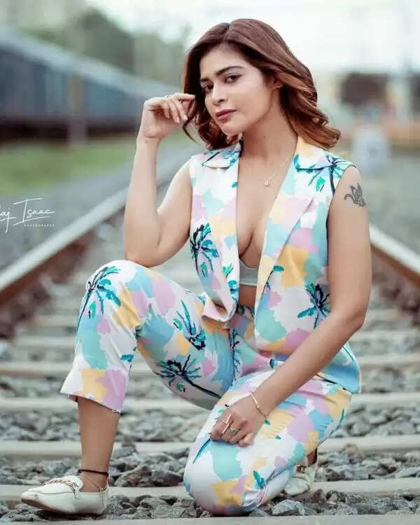 ரயில்வே டிராக்கில் குத்தவச்சு போஸ் கொடுத்த தர்ஷா குப்தா.. இது அல்லவா குடும்ப குத்து விளக்கு