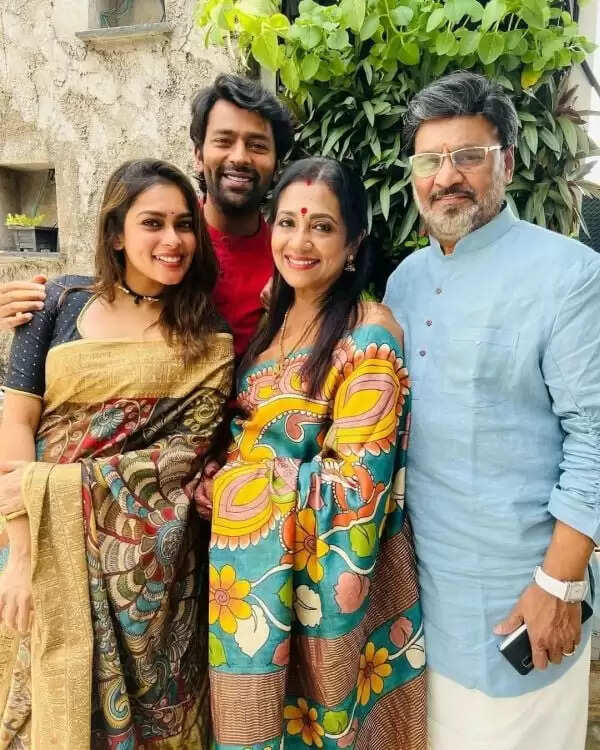 குடும்பமாக தீபாவளியை கொண்டாடிய 5 சினிமா பிரபலங்கள்.. கேப்டன் முதல் ஜெயம் ரவி வரை