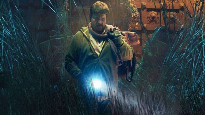 பத்ரகாளி கையில் துப்பாக்கி.. மிரட்டும் பார்த்திபனின் இரவின் நிழல் பட போஸ்டர்