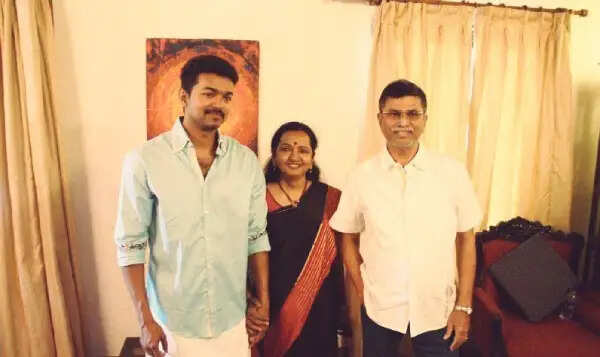 அரசியலுக்கு முன் மொத்த சண்டையும் முடிவுக்கு கொண்டு வந்த தளபதி.. அப்பாவுடன் வைரலாகும் புகைப்படம்