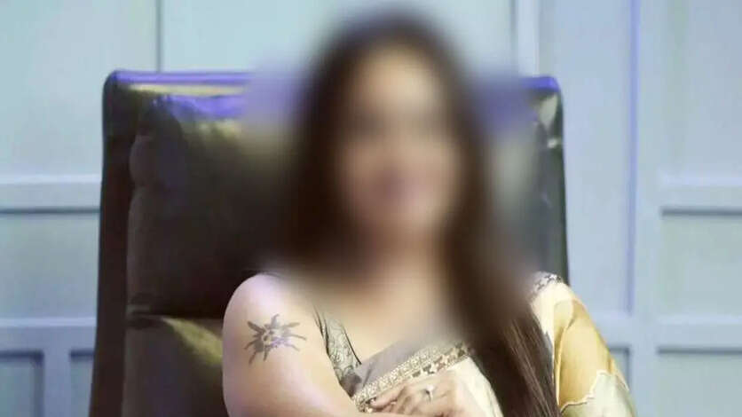 ஆன்ட்டி நடிகைக்கு அந்தரங்க டார்ச்சர் கொடுத்த மூத்த காமெடி நடிகர்.. கேரவனுக்குள் நடந்த சம்பவம்