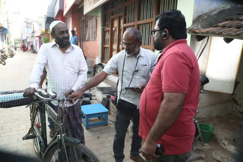 அடடே.. நம்ம தனுஷ் அப்பாவா இது.. ஆள் அடையாளமே தெரியலையே