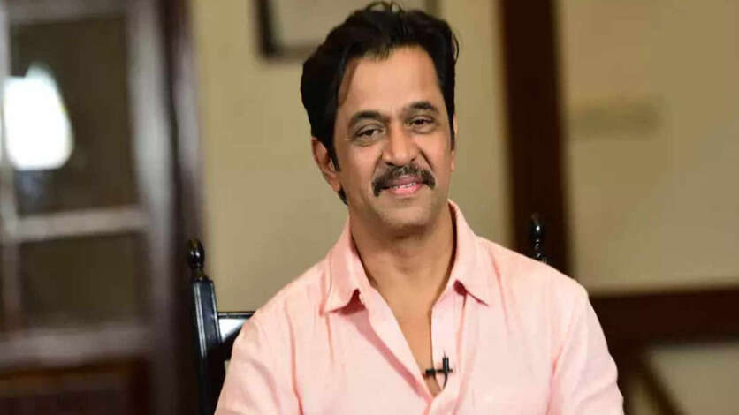 5 ஹீரோக்களுக்கு மறுவாழ்வு கொடுத்த இயக்குனர்.. ஏணியை பிடித்து உச்சத்திற்கு வந்த ஆக்சன் கிங்