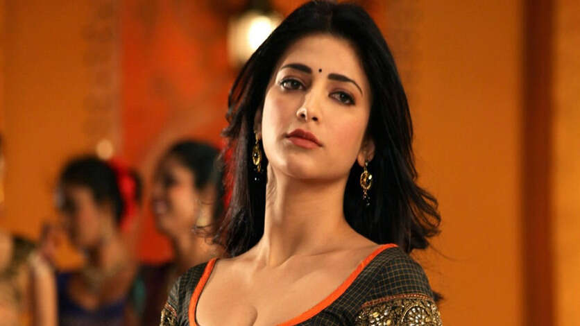 இனி இங்க நடிக்க மாட்டேன் என ஓடிய 5 ஹீரோயின்கள்.. அக்கட தேசத்தில் தாத்தா வயது நடிகருடன் ஜோடி போட்ட ஸ்ருதி