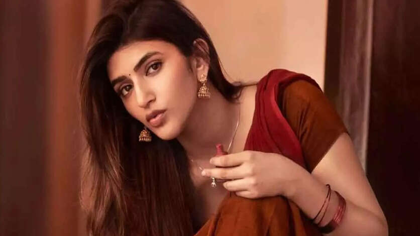 சினிமாவில் சம்பாதித்ததை நிஜத்தில் வாரிக் கொடுத்த 4 வள்ளல்கள்.. 21 வயதில் ஸ்ரீலிலா செய்த தியாகம்