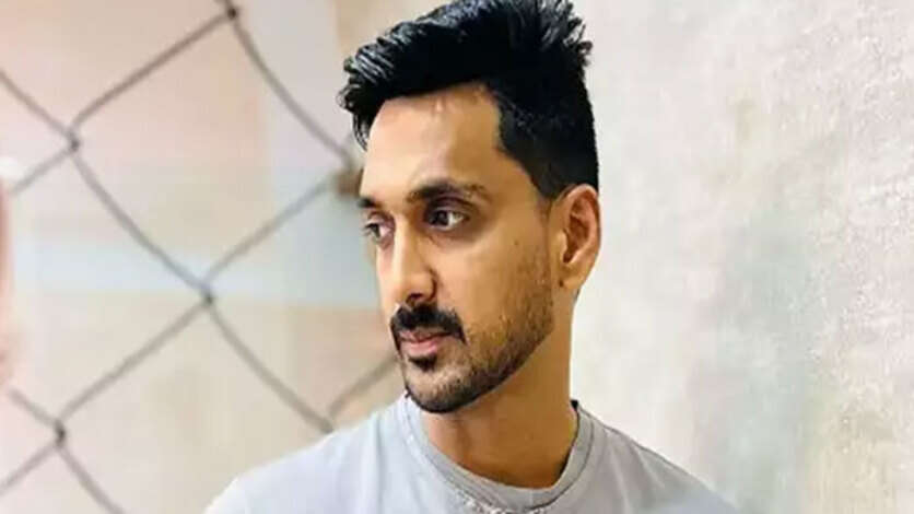 போலீசுக்கு டிமிக்கி கொடுக்க நினைத்த அர்ணவ்.. சூட்டிங் ஸ்பாட்டில் நடந்த கும்மாங்குத்து