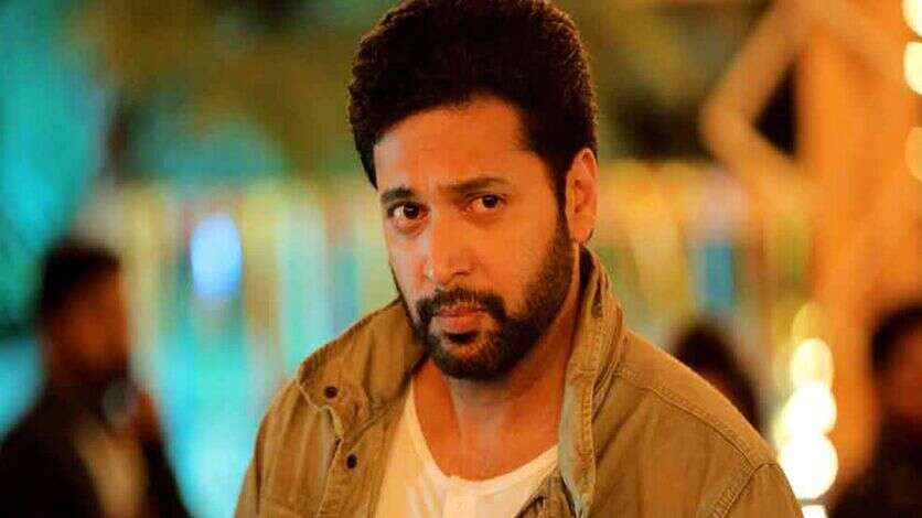 8 வருடங்களுக்குப் பின் ஜெயம் ரவியை தூக்கிவிட வரும் ஹீரோயின்.. ரிலீஸ் தேதியுடன் வெளிவந்த போஸ்டர்