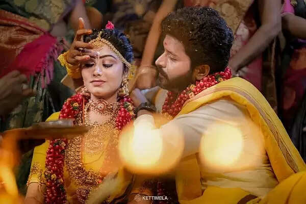 ரீல் ஜோடி ரியல் ஜோடியாக முடிந்த திருமணம்.. விஜய் டிவிக்கு வந்தாலே இப்படி தானா?