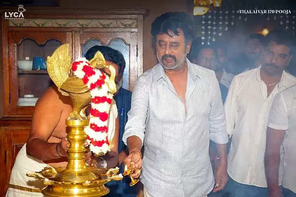 படுஜோராக நடந்த தலைவர் 170 பட பூஜை.. ஆளே அடையாளம் தெரியாமல் ஹேண்ட்ஸம் லுக்கில் ரஜினி