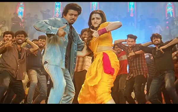 ஒரு படத்தை ஓட வைக்க என்னல்லாம் பண்ண வேண்டி இருக்கு.. விஜய்க்காக வந்த திரிஷா, SK, லிஸ்ட் இன்னும் இருக்கு