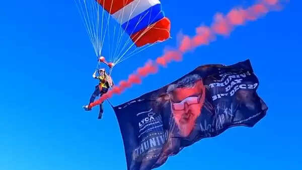 ரஜினியை பின்பற்றி வளர்ந்து வரும் விஜய், அஜித்.. வசமாக மாட்டிக் கொண்ட வாரிசு, துணிவு பட பிரமோஷன்