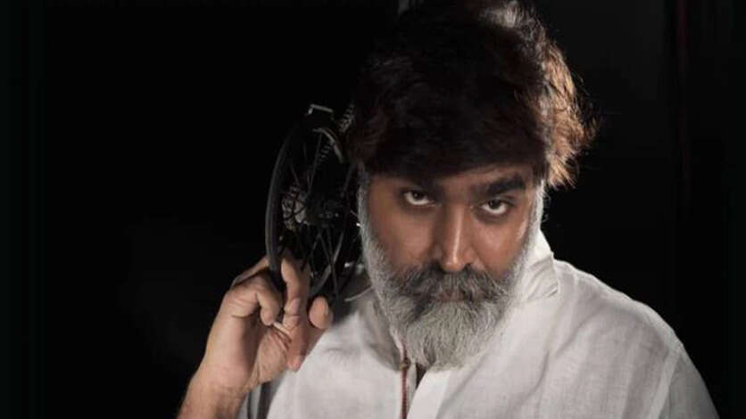 பிரபல ஹீரோவின் படத்தில் 400 ரூபாய் சம்பளத்திற்கு நடித்த விஜய் சேதுபதி.. இப்ப மேடை ஏற்றி அழகு பார்த்த சம்பவம்