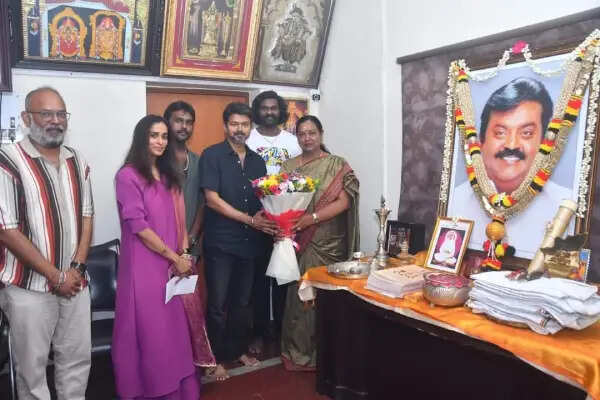 கேப்டன் மகன்களை அரவணைத்து நின்ற விஜய்.. பிரேமலதாவை கோட் டீம் சந்திக்க இதுதான் காரணம்