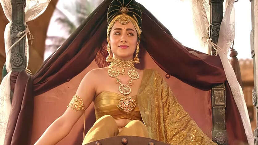 2022-ல் ஐந்து ஹீரோயின்ஸ்-க்கு எகிறிய மார்க்கெட்.. இளவரசியாக சிம்மாசனத்தில் அமர்ந்த குந்தவை திரிஷா