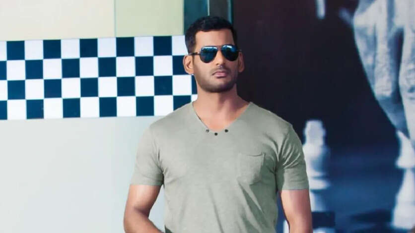 மகுடம் பட போஸ்டர் வெளியீடு.. 3 கெட்டப்பில் மிரட்டும் விஷால்