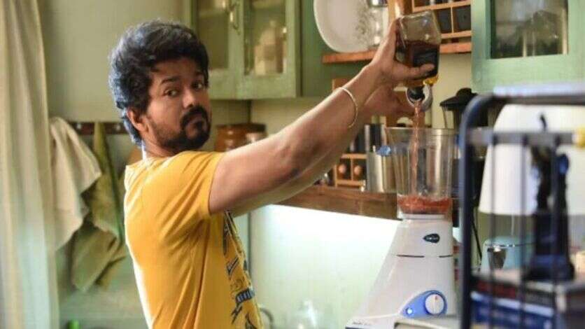 எனக்கு இருக்கு நான் காட்டுறேன், உனக்கென்ன.? பத்திரிக்கையாளரை அலற விட்ட விஜய் பட நடிகை