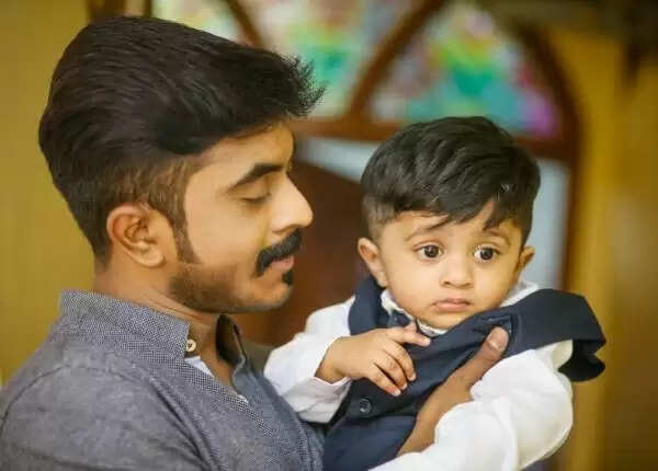 பிக் பாஸ் அசீம் மனைவி, குழந்தையை பார்த்துள்ளீர்களா.. வெளியான வைரல் புகைப்படம்