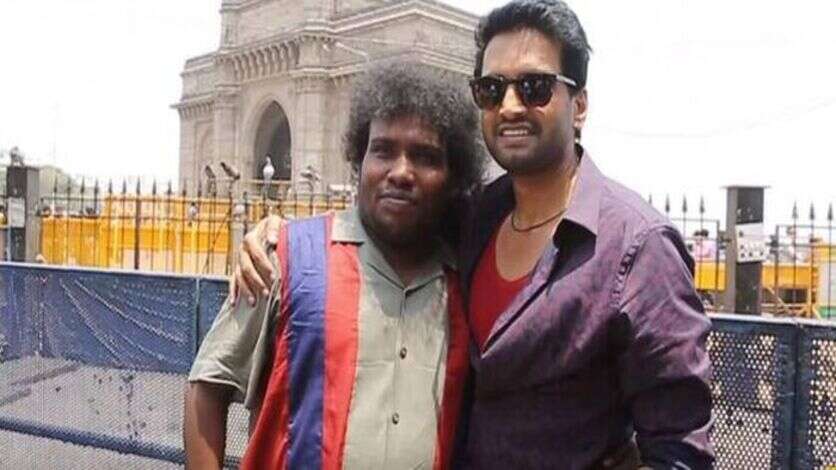 சந்தானத்தை பழிவாங்க நினைக்கும் பிரபலங்கள்.. கட்டி அரவணைத்துக்  கொண்ட யோகி பாபு